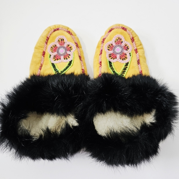 Vintage Handmade Moccasins Beaded Leather Fur Trimmed Indigenous Canadiana - Picture 3 of 6